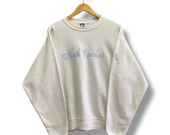 Bluza unisex z lat 90. w stylu Karoliny Północnej, biała, z okrągłym dekoltem i haftowanym logo w stylu Karoliny Północnej