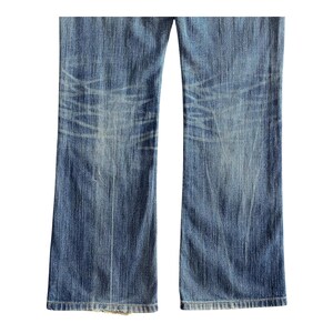 Pu&ograve; includere: Un paio di jeans blu denim con un aspetto sbiadito e rovinato. I jeans hanno una gamba dritta e un lavaggio chiaro.