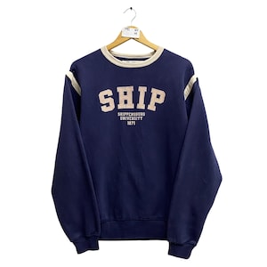 Sudadera vintage de la Universidad de Shippensburg de los años 00 en color azul marino con cuello redondo de Shippensburg pequeño, suéter de Shippensburg con estampado de logotipo Spell Out