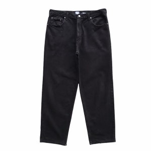 Könnte beinhalten: Schwarze Jeans mit geradem Bein.