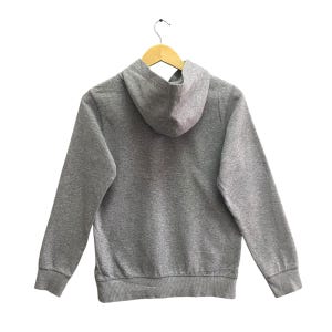 Puede incluir: Tabla de cortar de madera hecha a mano, con acabado natural y borde vivo. De forma rectangular, es ideal para la preparaci&oacute;n y el servicio de alimentos. Mide aproximadamente 30 cm de largo.