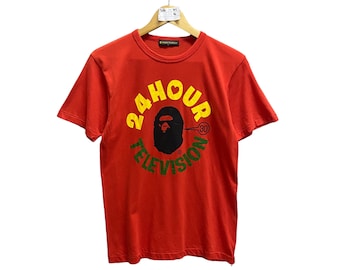 Vintage 00s 24 Hour Television X Bape Camiseta roja Tamaño mediano 24 Hour Television 30.º aniversario Jersey de cuello redondo Bape Jersey estampado