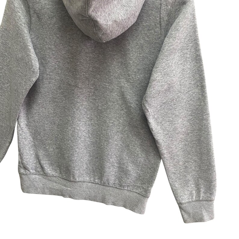 Puede incluir: Una sudadera con capucha gris con capucha con cord&oacute;n y pu&ntilde;os y dobladillo de canal&eacute;. La sudadera est&aacute; hecha de una tela suave y texturizada. La parte trasera de la sudadera es visible.