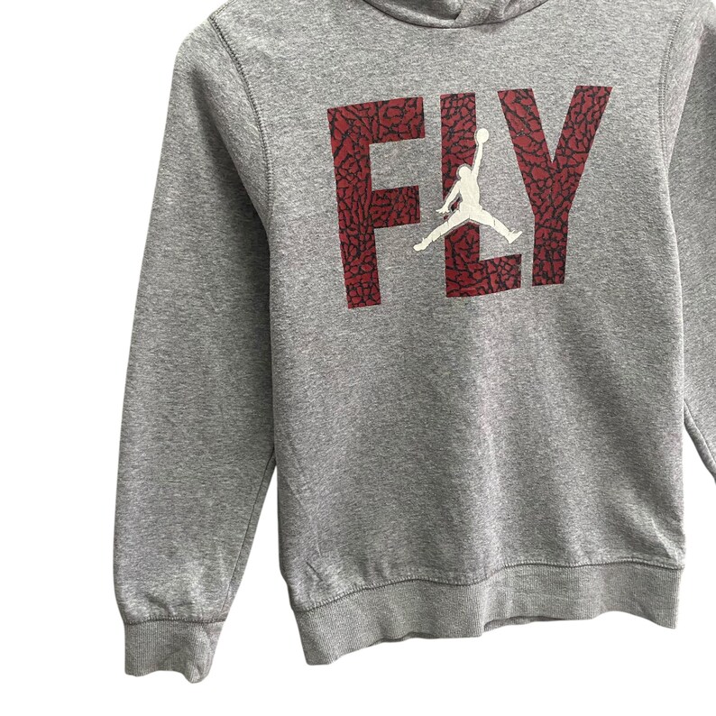 Puede incluir: Un juego de tres tazas de cer&aacute;mica con un esmalte moteado de color crema. Cada taza presenta un dise&ntilde;o floral pintado a mano en tonos azules, verdes y amarillos. Las tazas tienen una forma simple y redondeada, con un asa c&oacute;moda.