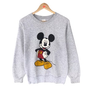 Bluza z nadrukiem Myszki Miki z lat 90. w kolorze szarym, średniej długości, z okrągłym dekoltem Myszki Minnie, z nadrukiem logo Disneya Goofy'ego Pluto i kreskówkową kaczką Daisy Mickey
