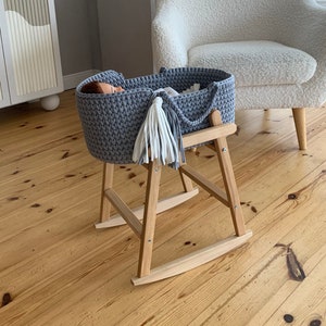 Panier de poupée au crochet avec literie et support, berceau de poupée, décoration de chambre d'enfant boho, cadeau de fille, cadeau de fille d'anniversaire, chat de transport de poupée