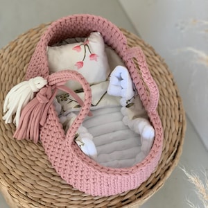 Cuna de juguete pequeña, cama para muñeca de ganchillo, porta juguetes tejido con ropa de cama, gato portador de juguete rosa, lindo moisés, regalo de baby shower