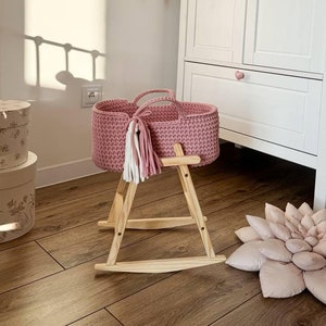 Linda cesta de moisés con ropa de cama y soporte, cesta de muñecas, cuna de muñeca, cesta de moisés de ganchillo, moisés mecedor de muñeca, regalo de hija