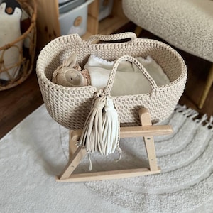 Personalisiertes Babypuppenbett, Puppenkorb, gehäkeltes Spielzeugbett mit Bettwäsche, Weihnachtsgeschenk für Tochter, Black Friday, Babytrage