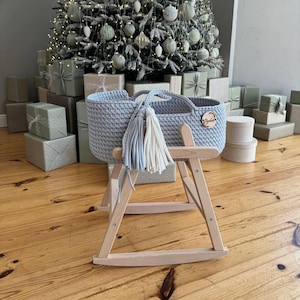 Personalisierte Puppenwiege mit Bettwäsche und Holzständer, geflochtener Moses-Korb, gehäkelte Spielzeugwiege, Puppentragebett, Weihnachtsgeschenk für Mädchen