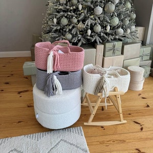 Puppenkorb mit Bettwäsche, Häkelbett für Babypuppen, gewebte Spielzeugwiege, süße Puppentrage, Weihnachtsgeschenk für Enkelin, Puppenwiege
