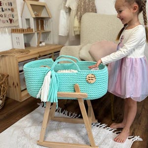 Cama de muñeca de ganchillo, moisés para muñeca, regalo de cumpleaños para niña, porta muñecas, cuna para muñeca, regalo para niña pequeña, cuna tejida, juego de simulación