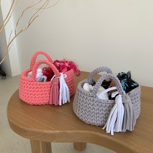Moisés de juguete de ganchillo, cesta de moisés, cuna de muñeca de punto, gato portador de juguete, cama de muñeca con ropa de cama, regalo para gemelos, portajuguetes, regalo de Navidad