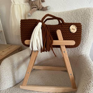 Personalisierter Puppenkorb mit Bettwäsche, Babypuppenwiege, Puppentragekatze, Geschenk für Zwillinge, Tochter Geburtstagsgeschenk, Puppenmöbel