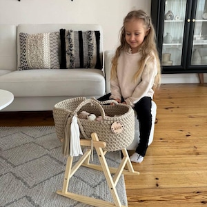 Gewebter Babykorb, Puppenbett, gehäkelte Spielzeugwiege, personalisiertes Puppenbett, Geschenk für kleines Mädchen, Spielzeugtragetasche, Boho Kinderzimmer Deko