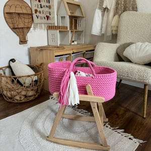 Gehäkelter Puppenkorb, gestricktes Puppenbett, Weihnachtsgeschenk für Mädchen, personalisiertes Geschenk, Spielzeugtragetasche, Geburtstagsgeschenk für ein Mädchen