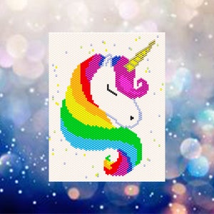 Puede incluir: Una cabeza de unicornio arcoíris con un cuerno amarillo sobre un fondo blanco. El unicornio está rodeado de pequeñas estrellas amarillas.