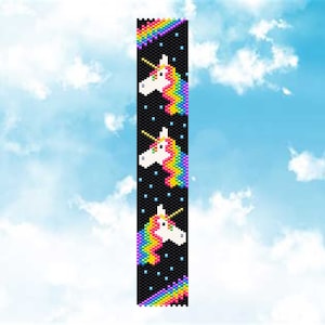 Puede incluir: Un brazalete de cuentas negras con un patrón repetido de unicornios arcoíris. Los unicornios son blancos con crines y colas arcoíris.