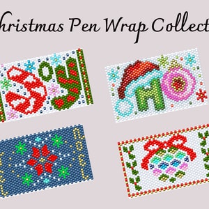 Op de afbeelding: Vier verschillende kerst-penomslagen met kralenontwerpen. De ontwerpen omvatten "Joy" met een snoepstok en een sok, "Ho" met een kerstmanmuts en een ornament, een kerststerbloem en een kerstversiering met een strik.
