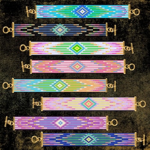 Può includere: Una collezione di braccialetti di perline in vari colori, tra cui blu, verde, rosa e viola. Ogni braccialetto presenta un motivo geometrico con chiusure dorate. I braccialetti sono esposti su uno sfondo scuro e strutturato.