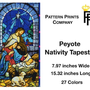 Puede incluir: Una imagen de estilo vitral de la escena de la natividad con María, José y el niño Jesús. La escena está ambientada en un establo con un cordero y una estrella brillando por encima. La imagen tiene 7,97 pulgadas de ancho y 15,32 pulgadas de largo y utiliza 27 colores.