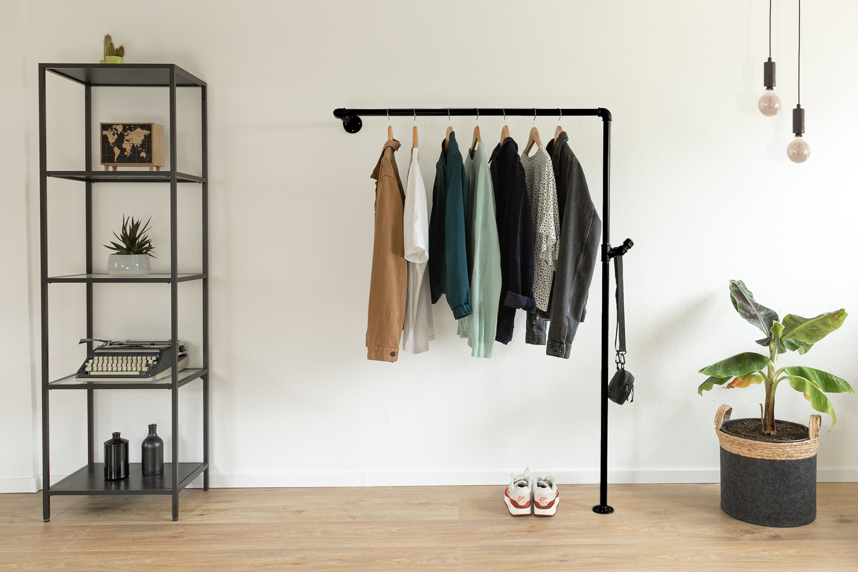 Kleiderstange schwarz mit Wandmontage Garderobe JAKOB lackiert Industrial