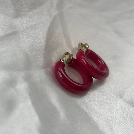 Retro Mid-Century Red Lucite Clip On Hoop Earrings - image 7