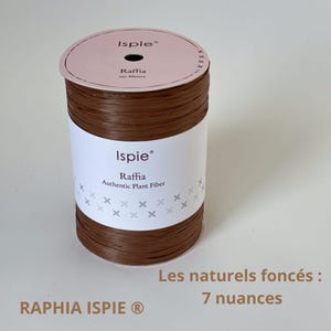 Può includere: Una tazza di ceramica bianca con manico nero e la scritta "But First, Coffee" in grassetto nero. La tazza è posta su uno sfondo sfocato, che suggerisce un'atmosfera accogliente.