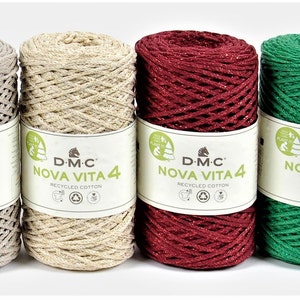 Peut inclure: Quatre bobines de fil de coton recyclé D.M.C Nova Vita 4, de couleurs beige, or clair, rouge foncé et vert. Chaque bobine porte une étiquette avec le nom de la marque et les détails du produit. Idéal pour le bricolage.