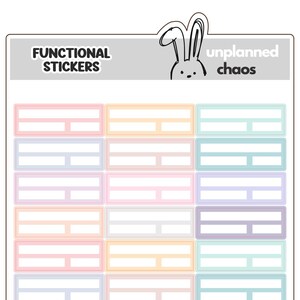 Puede incluir: Una hoja de pegatinas funcionales con etiquetas rectangulares en colores pastel. Las pegatinas tienen un fondo blanco con una línea horizontal y un rectángulo más pequeño. La parte superior de la hoja tiene el texto "FUNCTIONAL STICKERS" y "unplanned chaos".