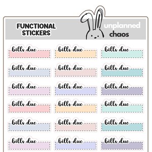 Op de afbeelding: Vel functionele stickers met de tekst "bills due" in handschrift. De stickers zijn rechthoekig met pastelkleurige achtergronden, waaronder roze, geel, blauw en paars. De vel heeft ook de tekst "Functional Stickers" en "unplanned chaos".