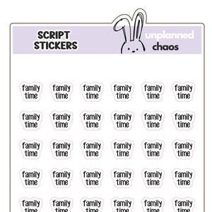 Puede incluir: Una hoja de pegatinas con la inscripción "family time" en negro, con una fuente manuscrita. Las pegatinas blancas tienen forma de rectángulo redondeado. La hoja tiene un encabezado lila claro con "Script Stickers" y una ilustración de conejo.