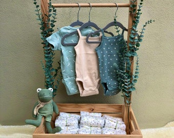 Babygarderobe inkl. Eukalyptus oder Trockenblumen , Babyshower, Geburtsgeschenk, Montessori Kleiderstange, Kiste, Windeltorte, Babyparty