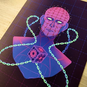 Puede incluir: Una ilustración digital de una persona con la cabeza cubierta de clavos, sosteniendo un cubo con una estrella en su interior. La persona está rodeada de cadenas, y el fondo es un patrón de cuadrícula oscura.