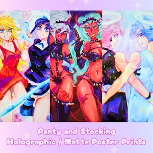 Könnte beinhalten: Eine Reihe farbenfroher Poster im Anime-Stil mit Charakteren in verschiedenen Outfits. Die Drucke enthalten den Text "Panty and Stocking Holographic / Matte Poster Prints."