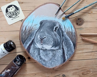 Lapin gris peint sur une tranche de bois, tranche de bois peinte à la main, grand décor à la maison