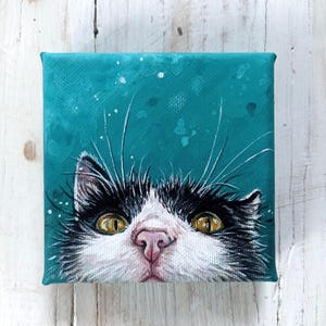 Gato preto e branco, retrato engraçado pintado à mão em tela de 10 x 10 cm