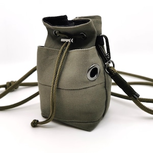 Leckerlibeutel für Hunde mit Tütenspender / Cleo Up Olive / Gassitasche