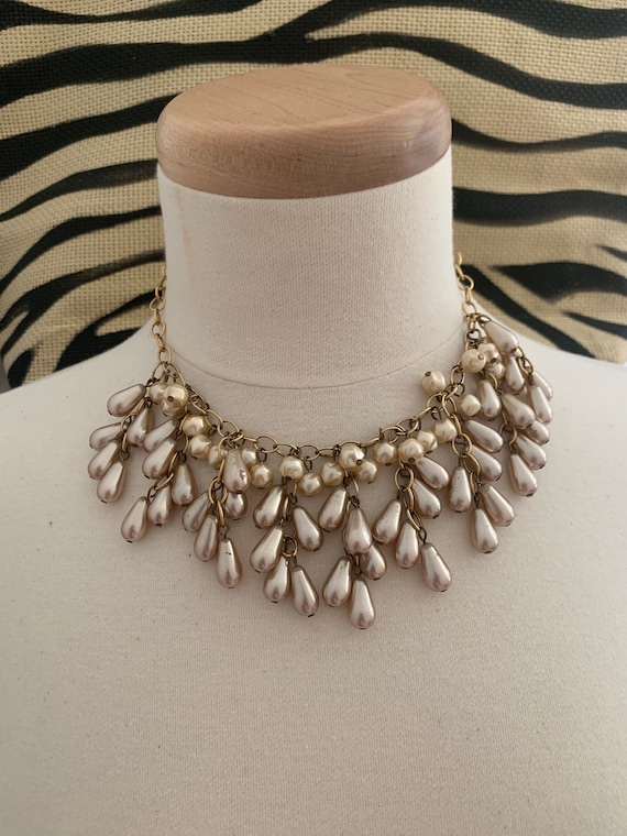 Round and oval beige faux pearl necklace