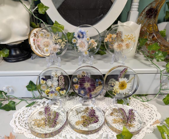 Tief erhaltene Blumen-Harz-runder Untersetzer, PaperWeight, Ständer