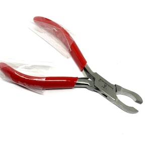 Puede incluir: Alicates de punta fina con mango rojo y cabeza de metal plateado. El texto "TOOLSDIRECT" está grabado en el lateral.