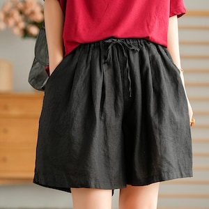 Puede incluir: Shorts de lino negros con cintura de cord&oacute;n. Los shorts tienen un corte holgado y son perfectos para el verano.