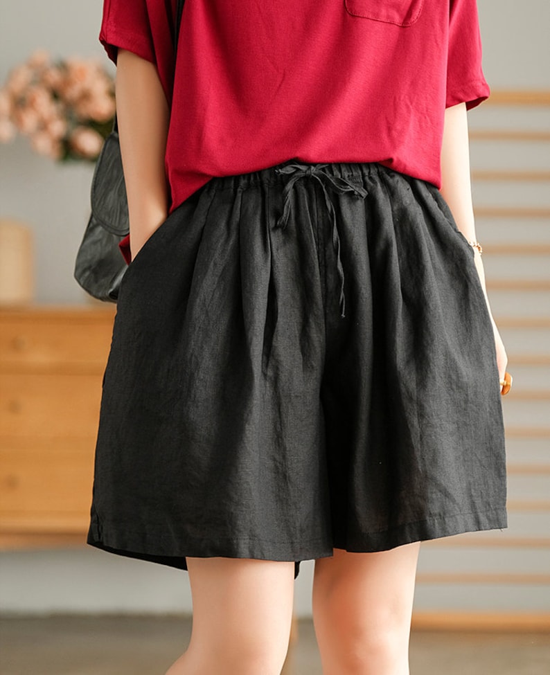 Puede incluir: Shorts de lino negros con cintura de cord&oacute;n. Los shorts tienen un corte holgado y son perfectos para el verano.