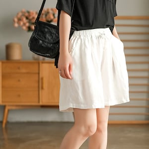 Puede incluir: Shorts blancos de lino con cintura de cord&oacute;n y bolsillos laterales. Los shorts son holgados y tienen un estilo casual.