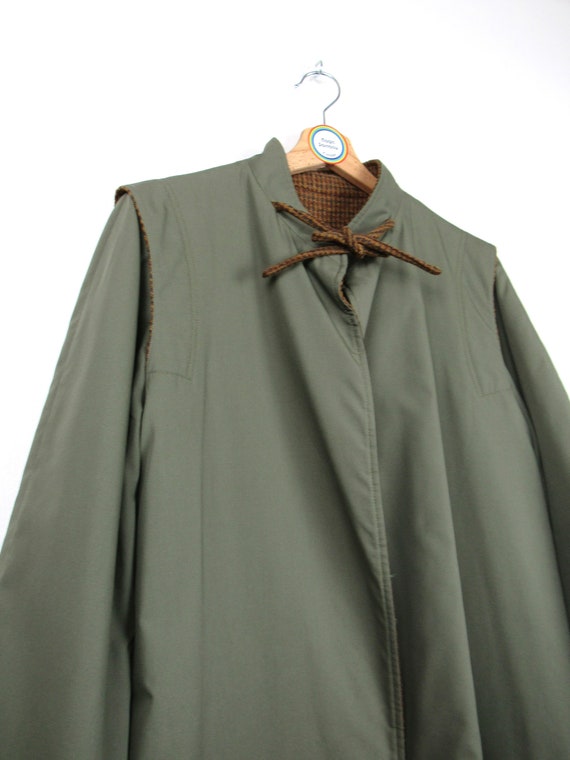 Vintage 90s women's reverse cape trench coat - Si… - image 4