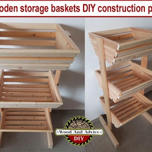 Puede incluir: Un soporte de cesta de almacenamiento de madera de tres niveles con un acabado de madera natural. El soporte está hecho de madera maciza y tiene una construcción robusta. Las cestas son perfectas para almacenar frutas, verduras u otros artículos.