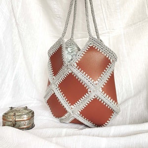 Braune Baklava-Form-Häkeltasche mit veganem Leder / Kleine Häkeltasche