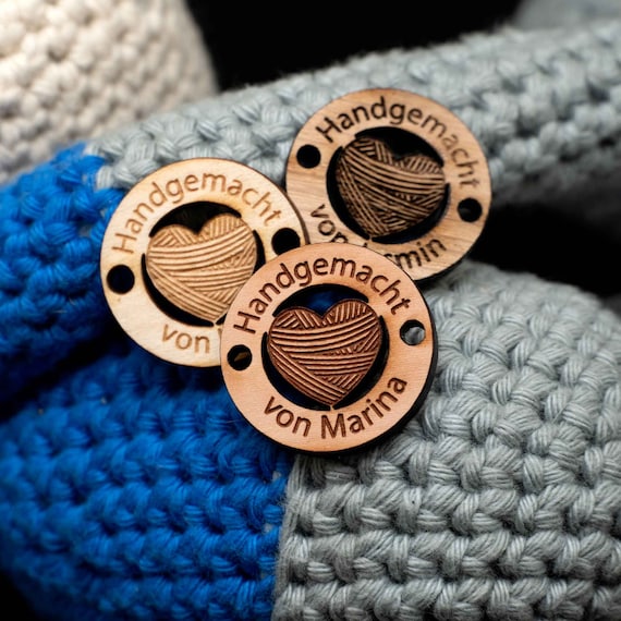 Personalisierte Holzlabel Knopfform – Handmade Etiketten – Gravierte Buttons – DIY Strick Häkel Nähen – 25mm – Wunschtext- 10Stück