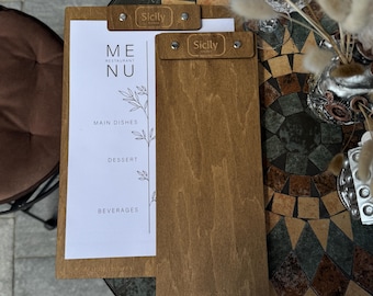 Portamenús rústico de madera con grabado gratuito