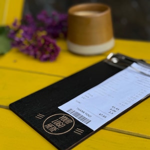 Portafacturas de madera con clip metálico: portafacturas para restaurante, carpeta con pestañas grabadas y portapapeles personalizado para camareros.